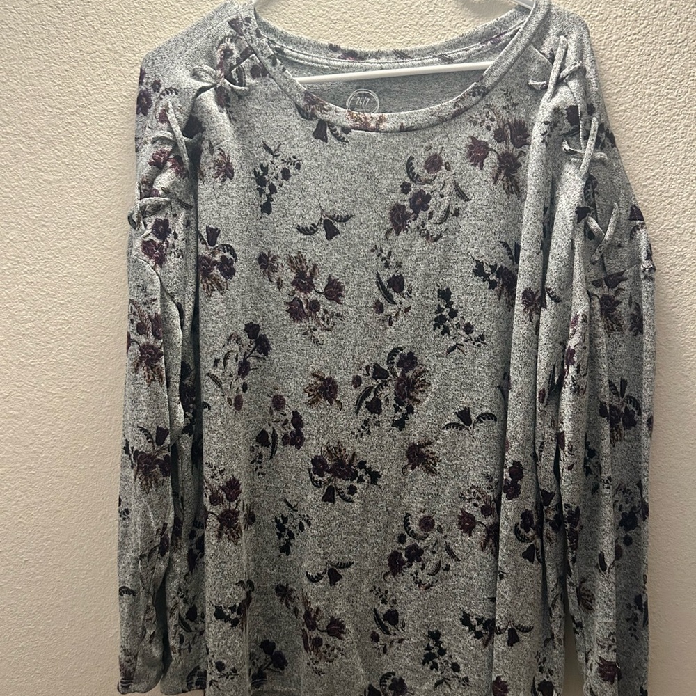 NWT Maurices Gray Floral Long Kris Kris Shoulder Long Sleeve Size XL